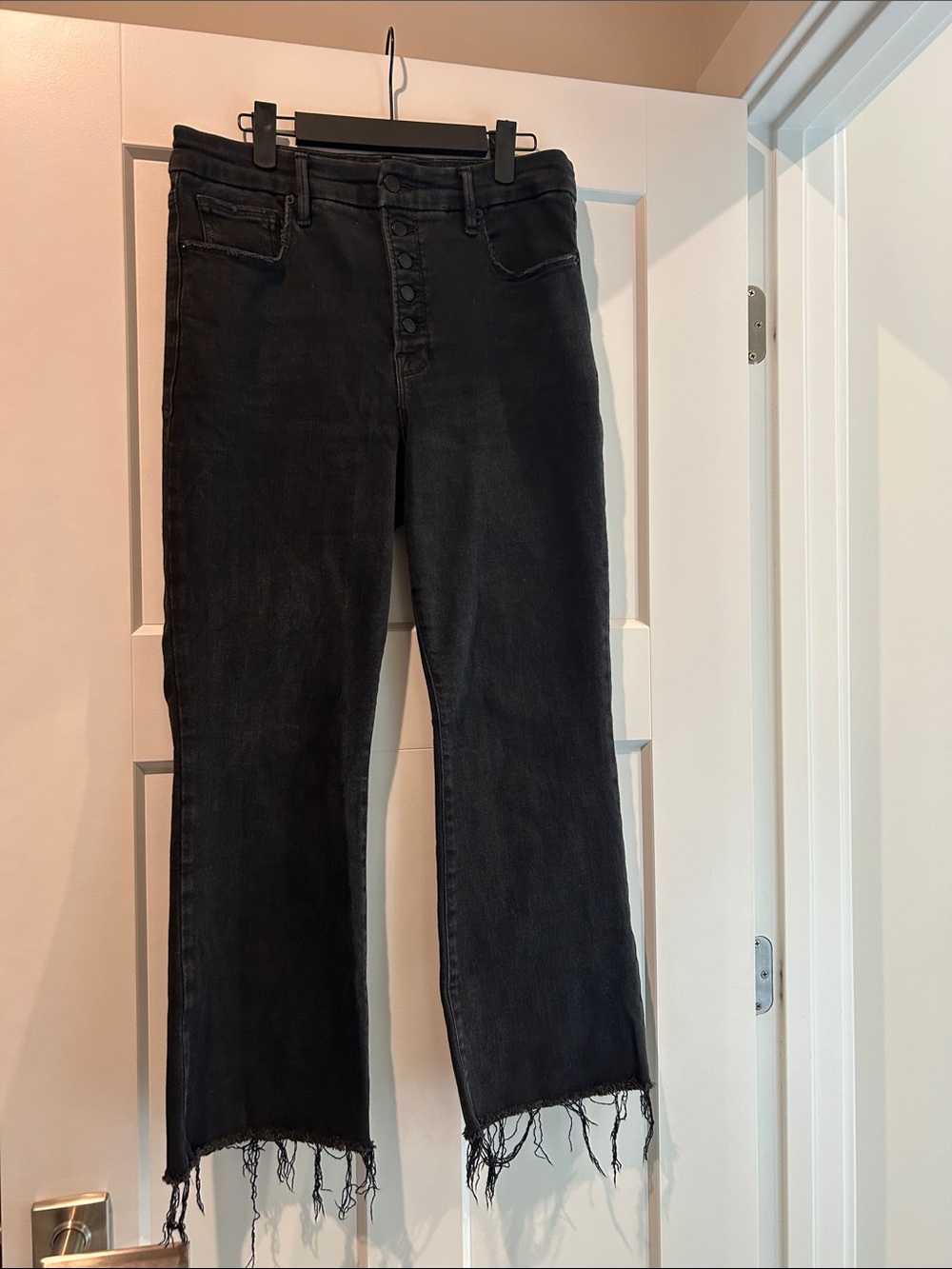 Good American Black Cropped Frayed-Hem Jeans